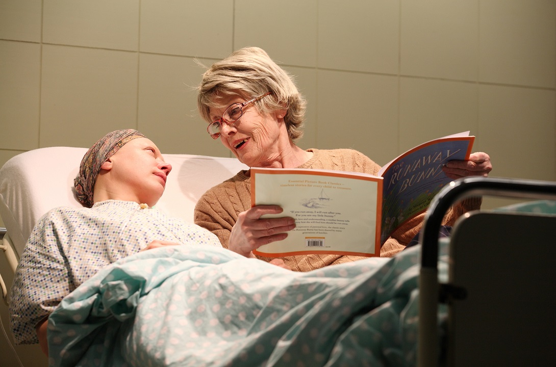 Vivjena Bēringa – Daiga Kažociņa, profesore Ašforda – Astrīda Kairiša // Foto – Agnese Zeltiņa